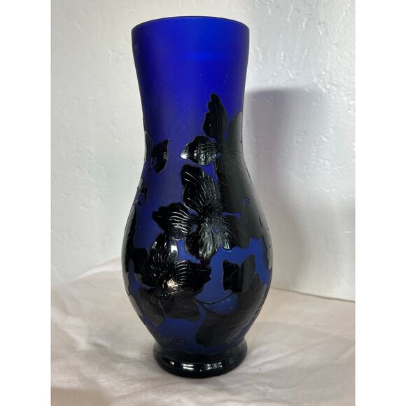 Vintage Cobalt Blue Glass Vase with Black Floral Overlay Signed Art Glass 10” - Picture 11 of 12
